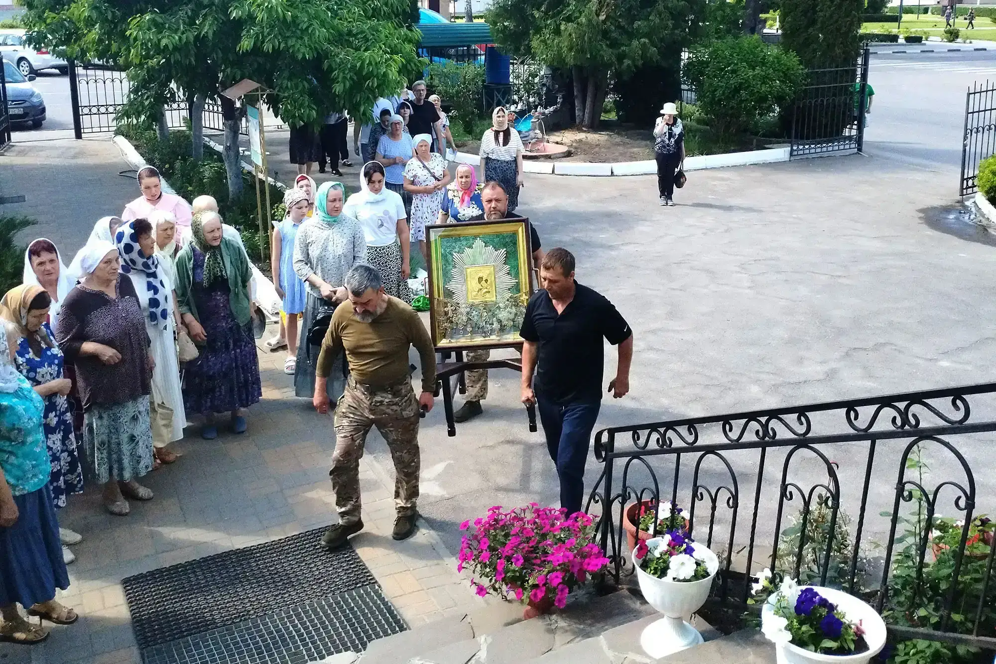 Список чудотворной иконы Божией Матери «Избавительница от бед» торжественно встретили в Никольском храме п. Рамонь 