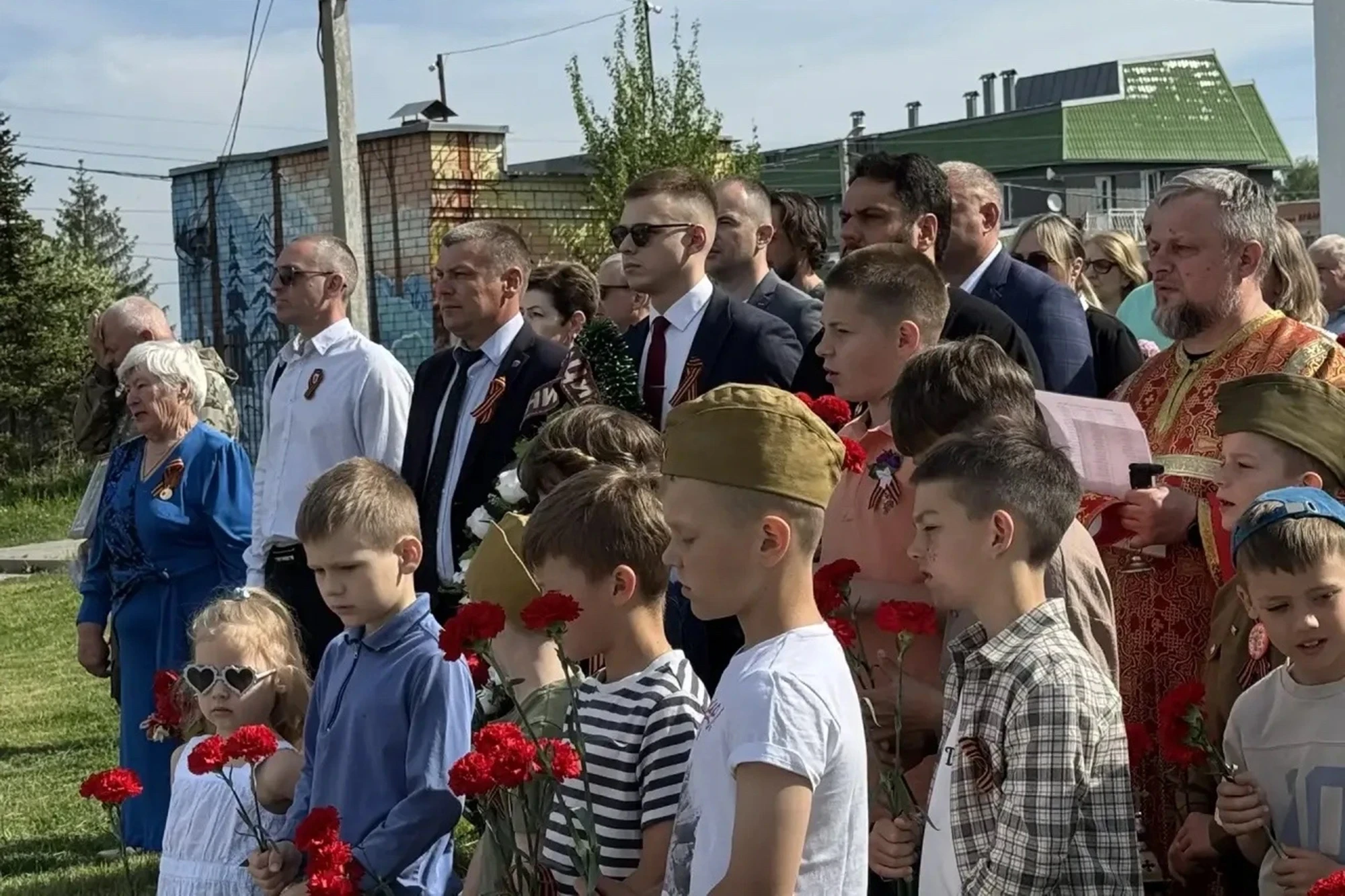 Настоятель яменского храма во имя святой великомученицы Параскевы Пятницы принял участие в торжественном митинге