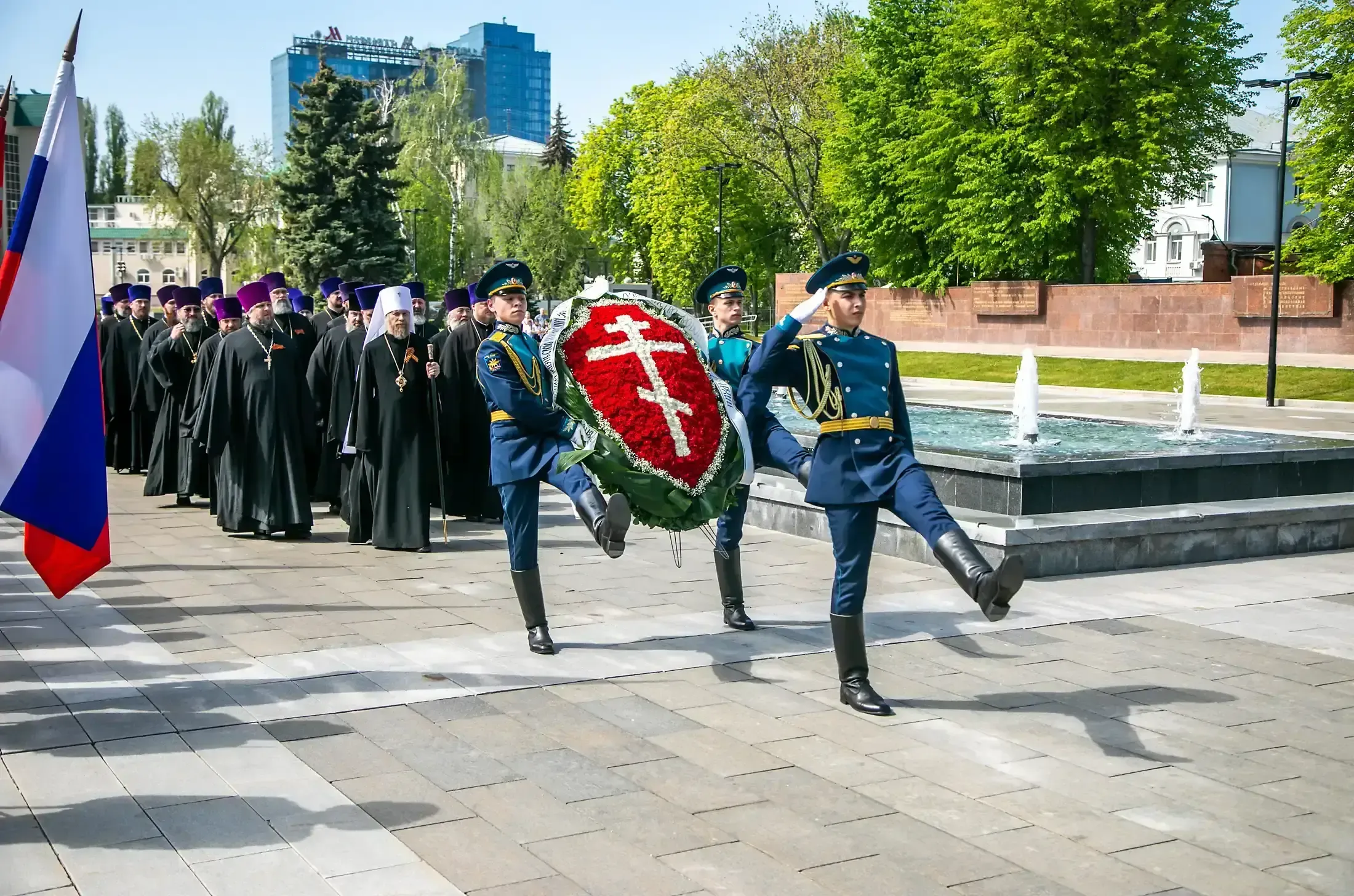 Глава Воронежской митрополии возложил венок к могиле Неизвестного Солдата