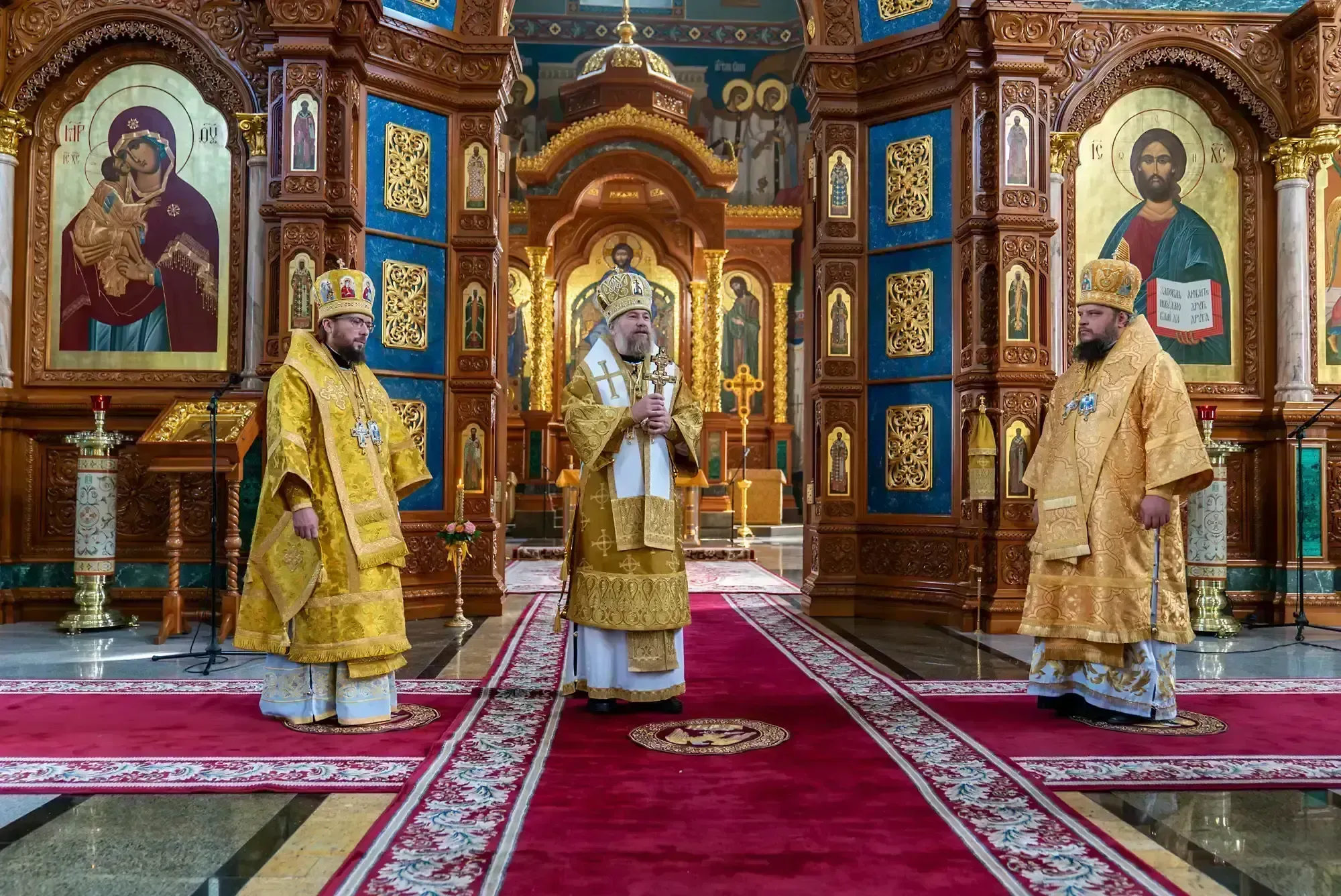 "Солнце прaвды Христос вaс посла, якоже лучи, просвещaющии зeмлю Воронежскую, угодницы Божии..." (Стихира службы Собору Воронежских святых)