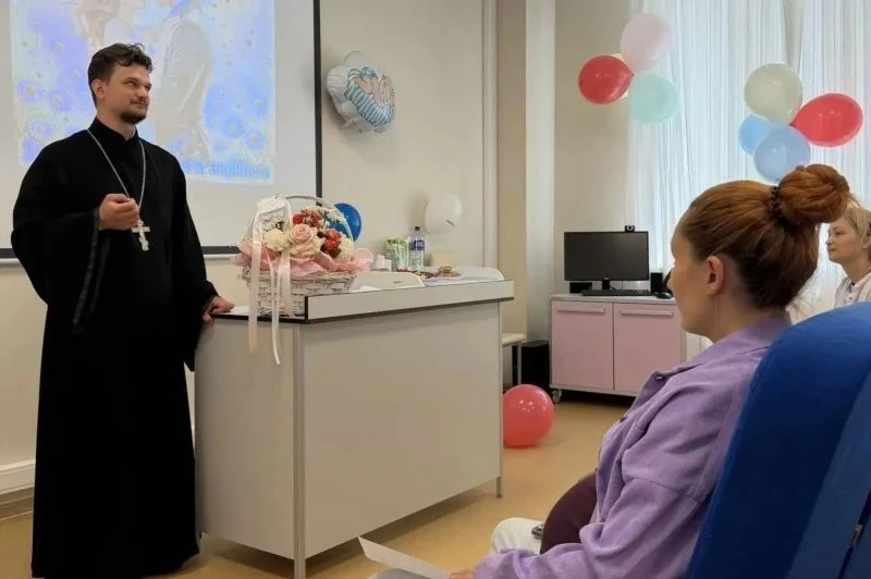 Представитель отдела по вопросам семьи, защиты материнства и детства Воронежской епархии поздравил будущих мам с праздником