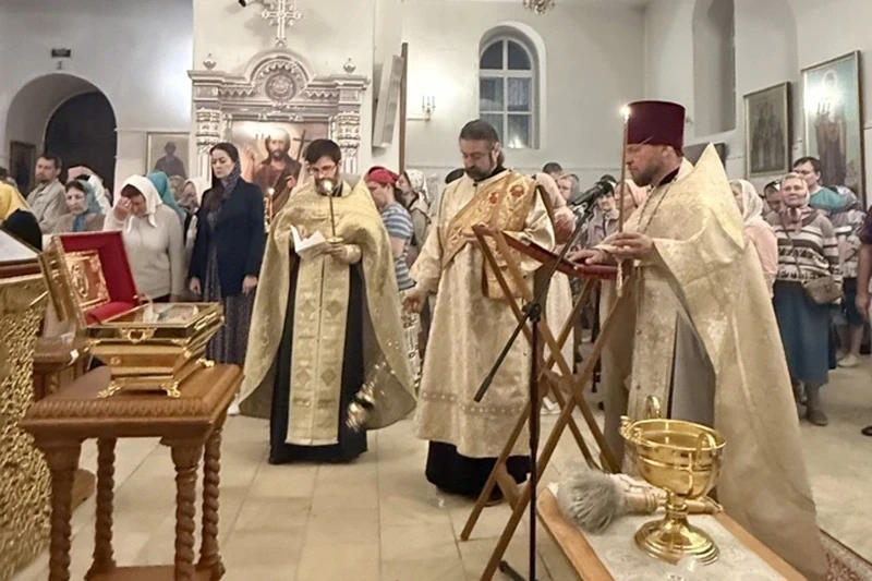Прихожане воронежского храма Всех святых, в земле Русской просиявших, помолились у ковчега с мощами священномученика Петра (Зверева)