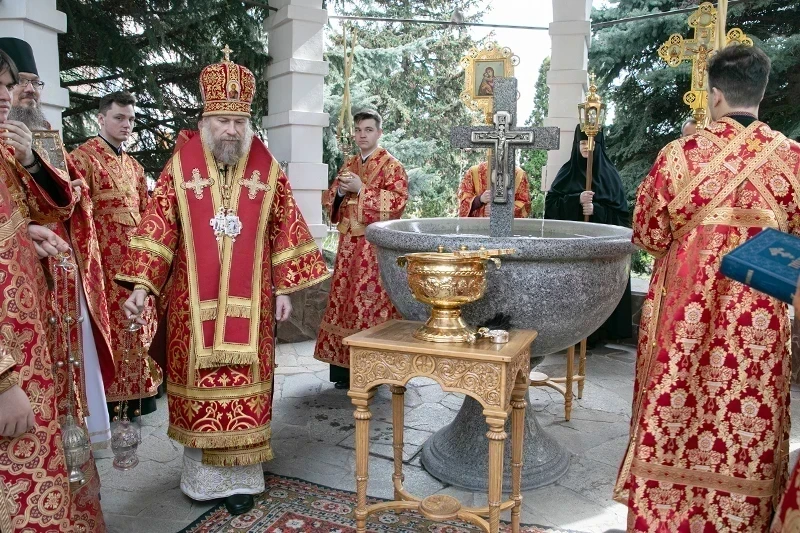 Пасхальное архиерейское богослужение в Алексиево-Акатовом монастыре