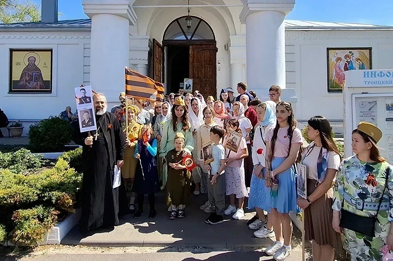 В День Великой Победы детско-юношеский хор воронежского храма во имя св. блаженной Ксении Петербургской посетил Свято-Троицкий храм мкр. Боровое г. Воронежа