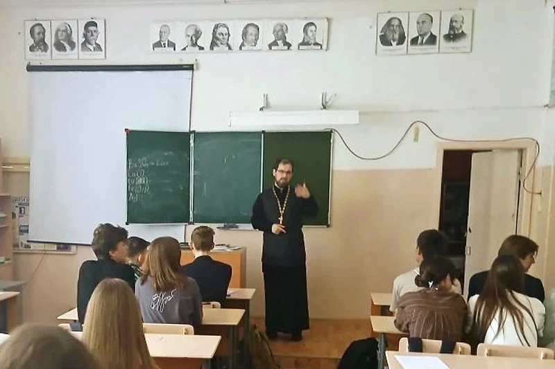 Настоятель Димитриевского храма побеседовал со старшеклассниками воронежской школы № 63