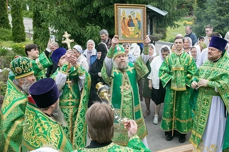 Митрополит Воронежский и Лискинский Леонтий возглавил торжественное богослужение в Свято-Троицком храме пос. Латная