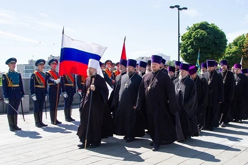 Митрополит Воронежский и Лискинский Леонтий принял участие в церемонии возложения венков к могиле Неизвестного солдата