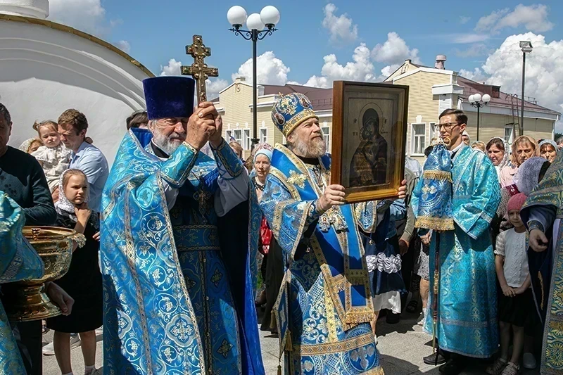 Архипастырь возглавил престольное торжество Владимирского собора г. Лиски
