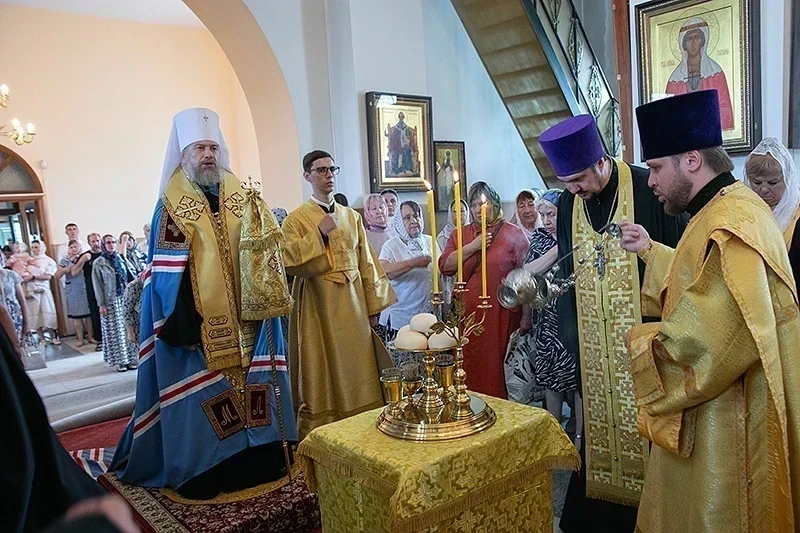 Правящий Архиерей совершил богослужение в Петропавловском храме мкр. Масловка г. Воронежа