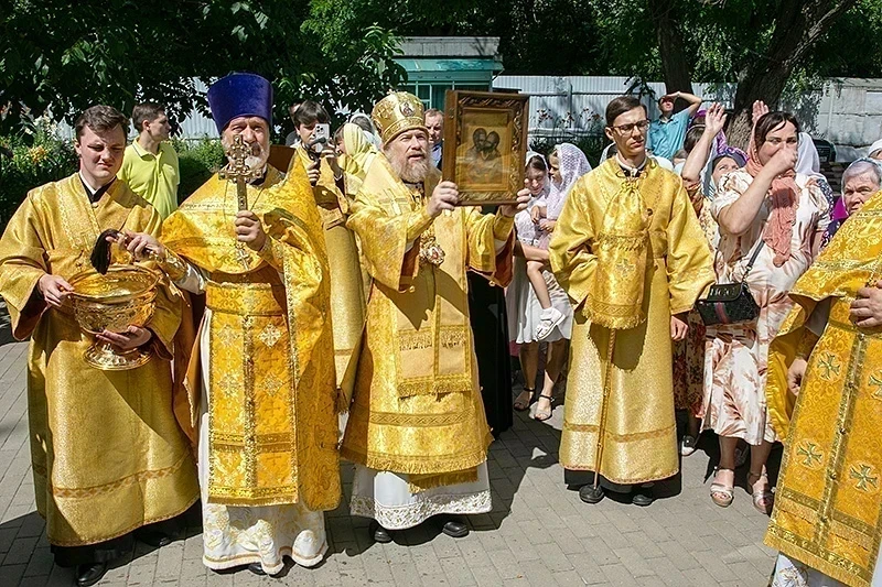 Митрополит Воронежский и Лискинский Леонтий возглавил богослужение в Петропавловском храме мкр. Машмет г. Воронежа в день престольного праздника