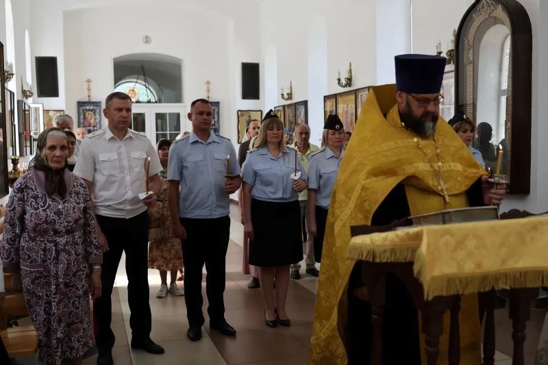 В День семьи, любви и верности сотрудники полиции приняли участие в праздничном молебне