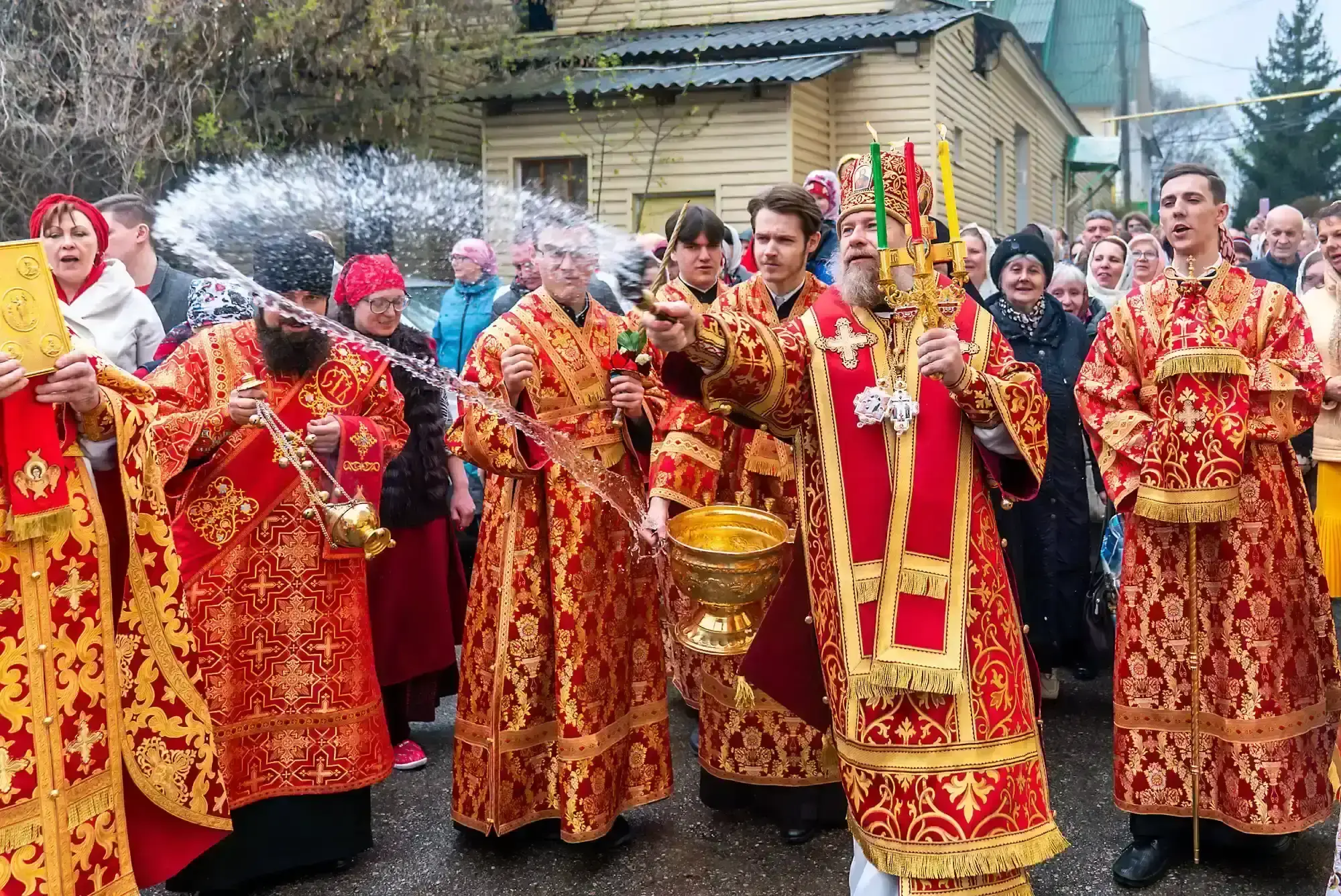 Митрополит Воронежский и Лискинский Леонтий возглавил пасхальное богослужение в Воскресенском храме г. Воронежа