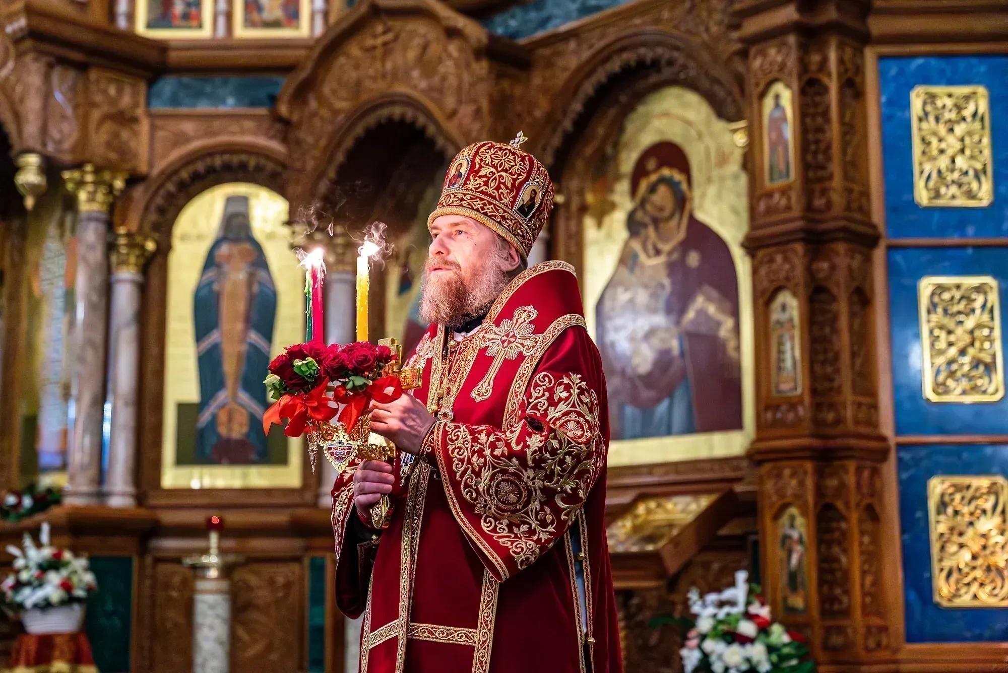 "Да празднует же мир, видимый же весь и невидимый: Христос бо воста, веселие вечное!" (Тропарь пасхального канона)