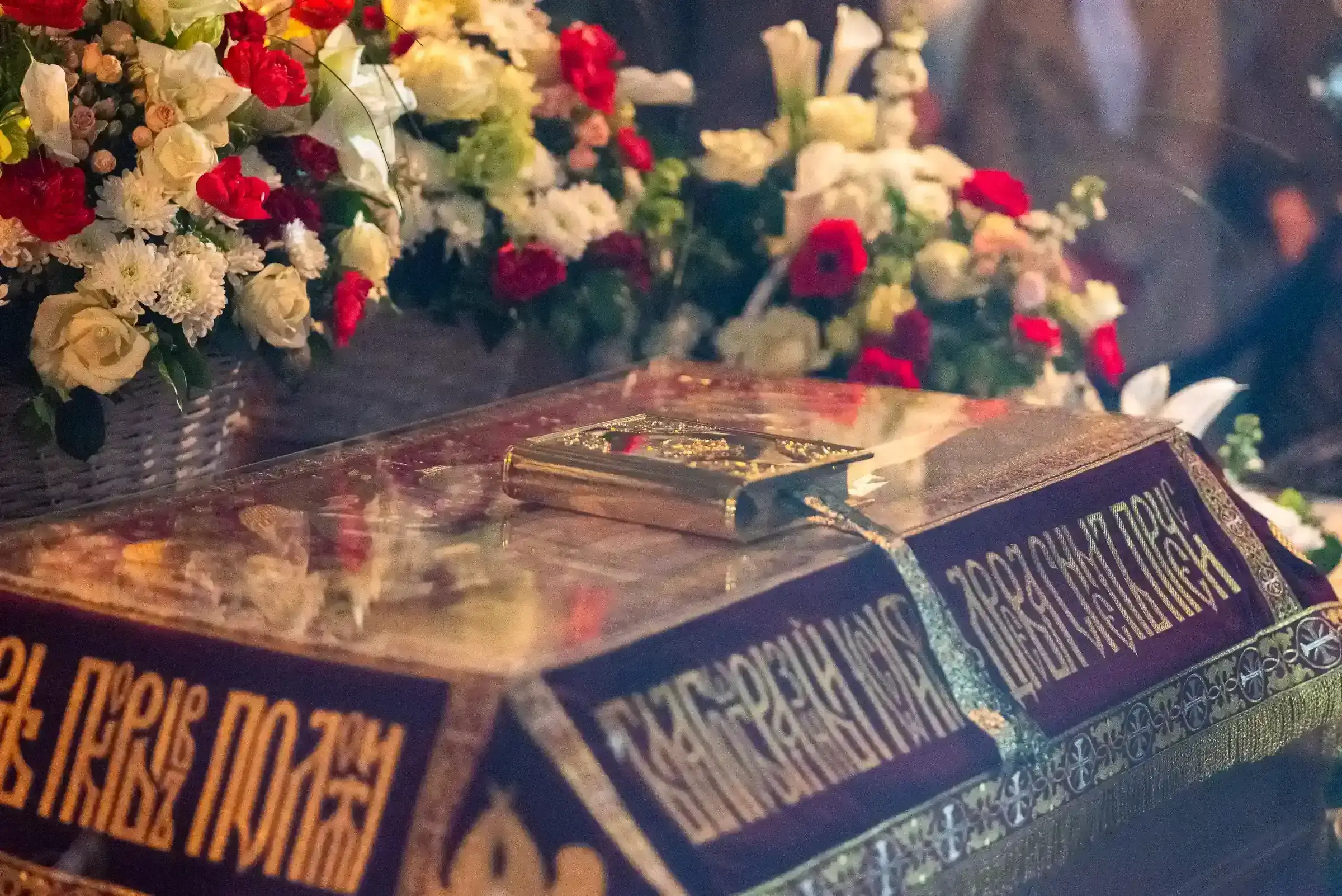 "Ныне вижу Тя, Христе, мене ради волею подъемша смерть. Како погребу Тя, Боже мой, или какою плащаницею обвию?.." (стихира вечерни Великого Пятка)