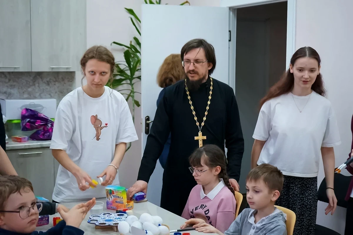 Дети сотрудников УФСИН приняли участие в мастер-классе по росписи пасхальных яиц 