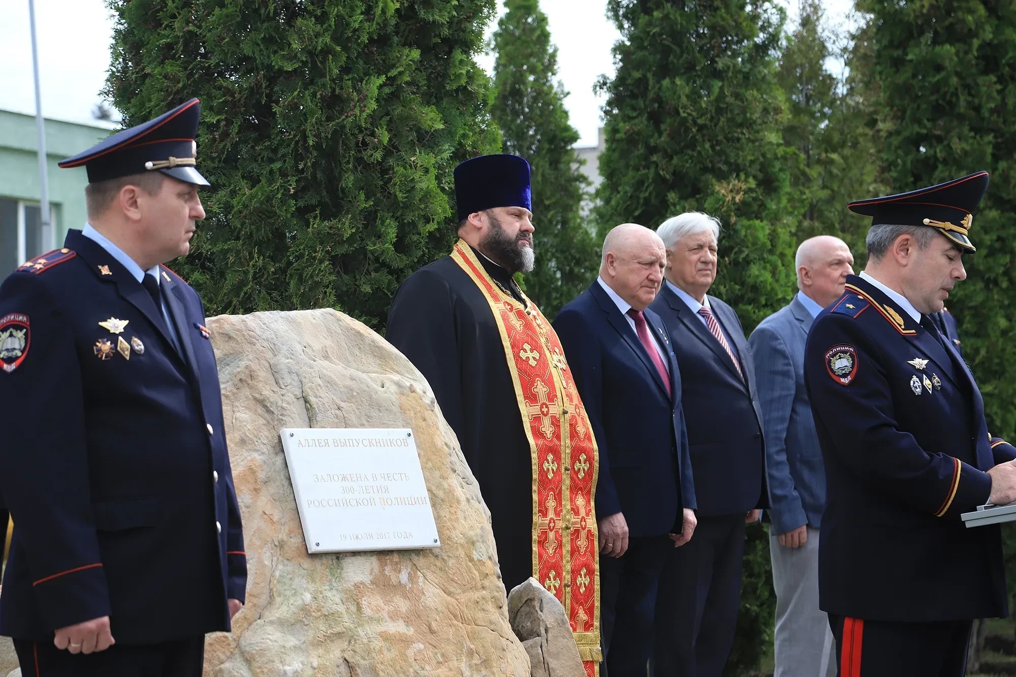 Председатель епархиального отдела обратился к участникам церемонии высадки деревьев на Аллее памяти Воронежского института МВД России 