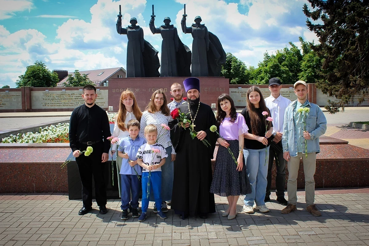Молодые прихожане воронежского храма пророка Божия Самуила почтили память павших в Великой Отечественной войне
