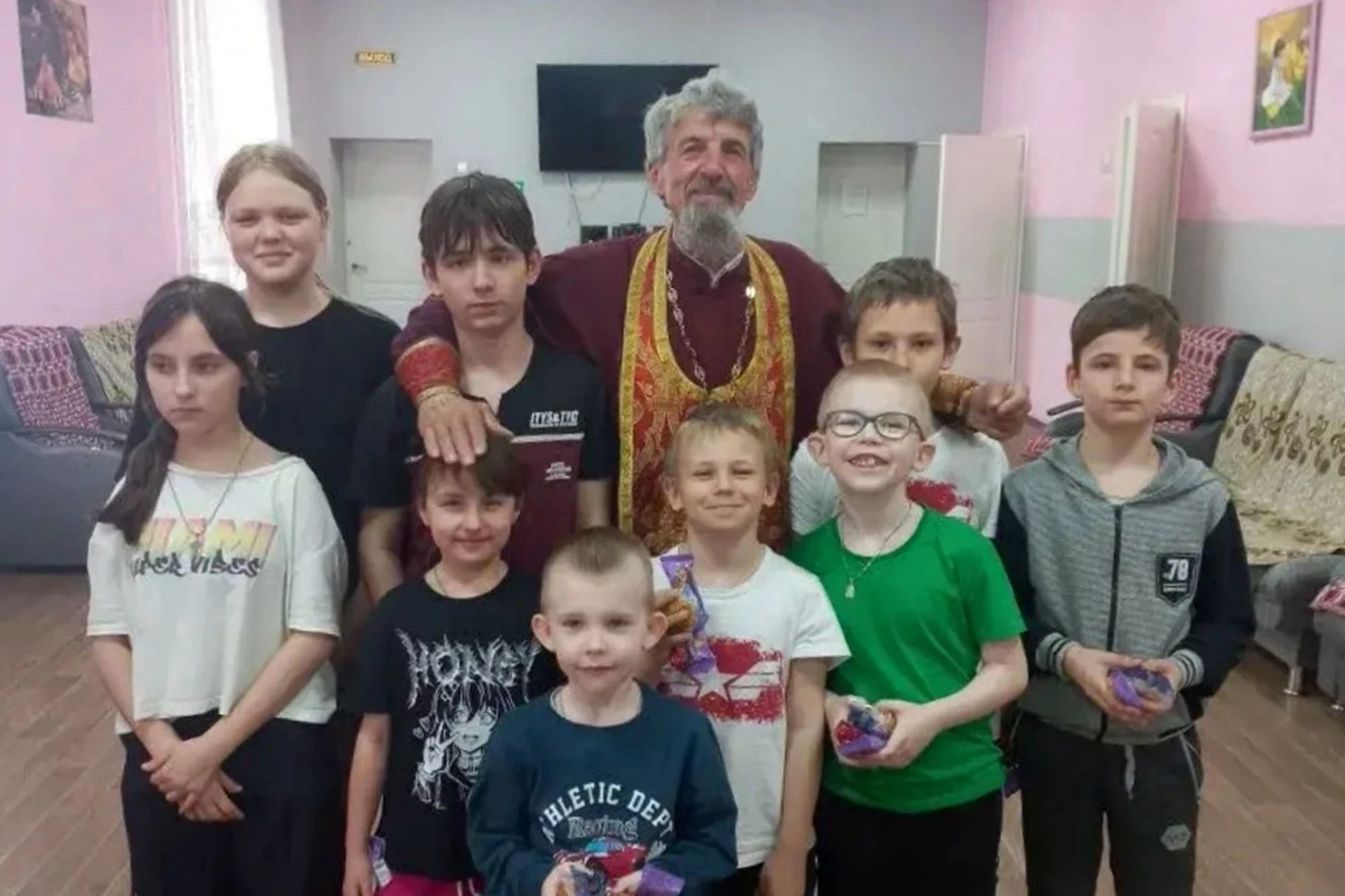 Пасхальный визит священника в Хохольский детский реабилитационный центр