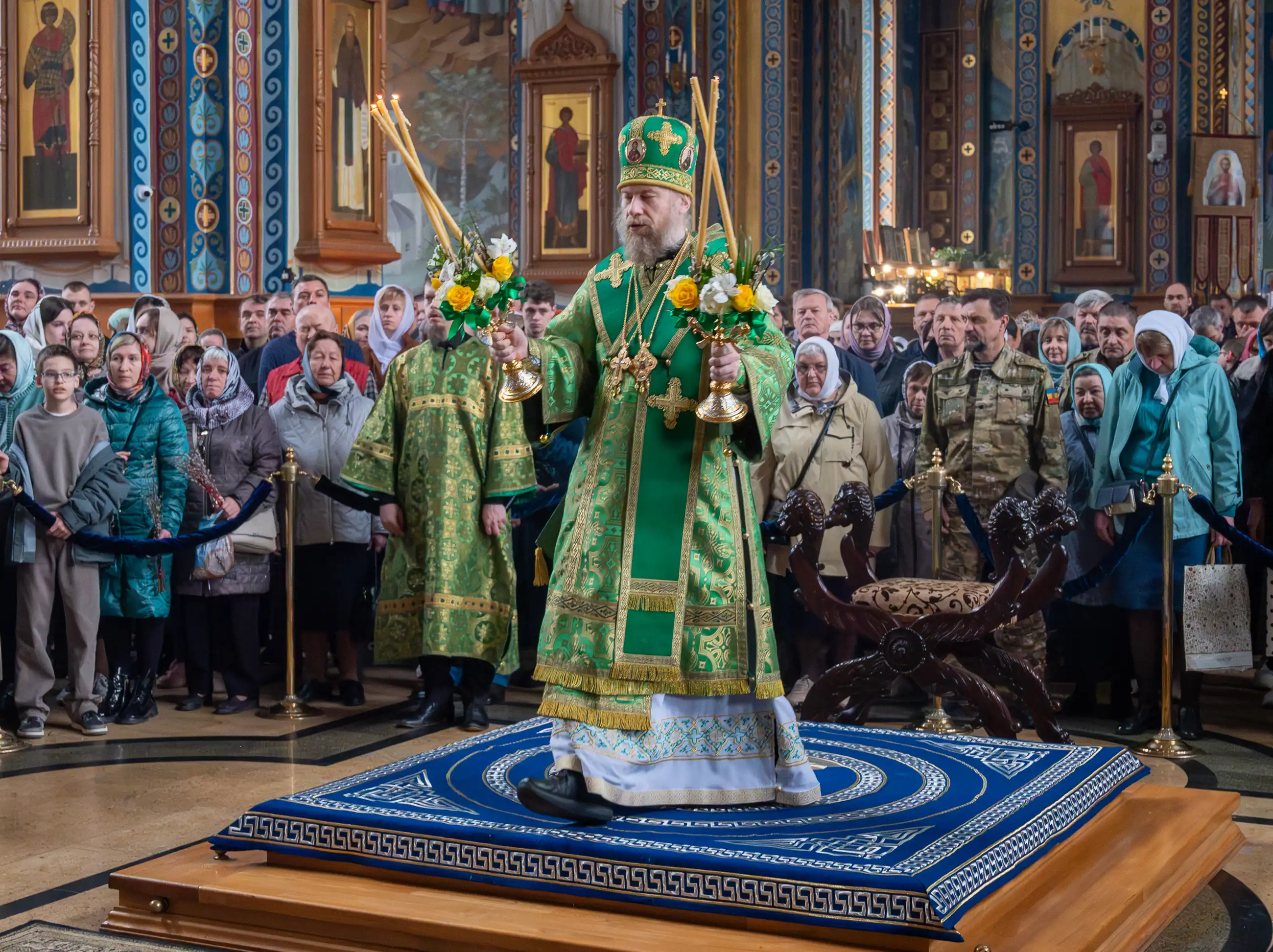 "И мы, яко отроцы, победы знамения носяще, Тебе Победителю смерти вопием: осанна в вышних, благословен Грядый во имя Господне!" (тропарь Недели ваий)