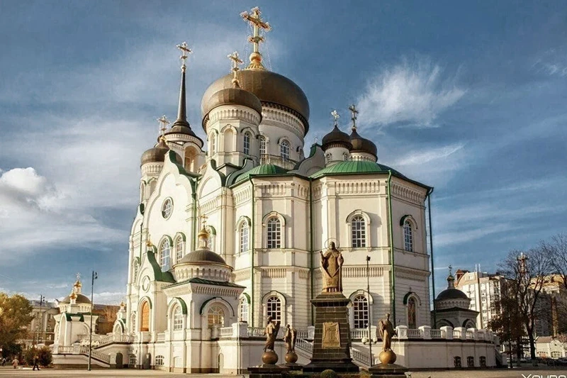 Митрополит Воронежский и Лискинский Леонтий возглавил пасхальную великую вечерню в Благовещенском кафедральном соборе