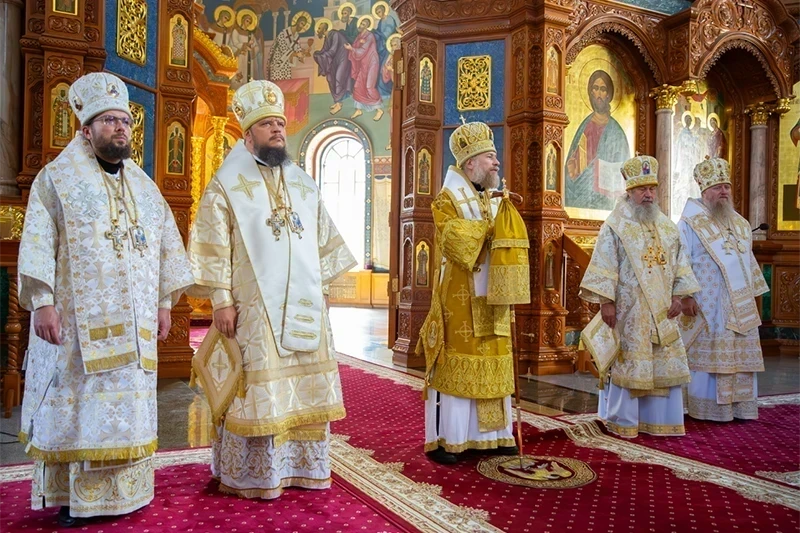 "Днесь красуется славный град Воронеж, Божественным сокровищем мощей твоих, блаженне Митрофане..." (Стихира службы свт. Митрофану)