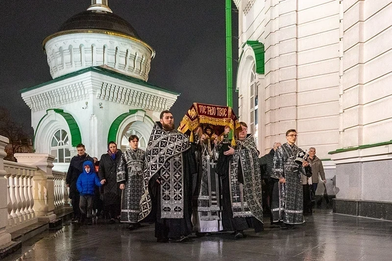 "Живота Сокровище, како зрится мертв? Ужасающеся Ангели взываху: како во гробе заключается Бог?" (похвалы на "Непорочнах" утрени Великой Субботы)
