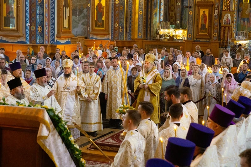 "На земли пожив ангельски, на Небеси жити сподобился еси и, свыше на Отечество твое призирая, низпосылаеши благодатныя дары..." (Стихира службы свт. Митрофану)
