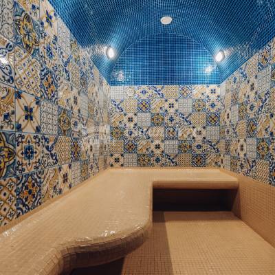 Қызғылт сары шілтердегі жалаңаш фото