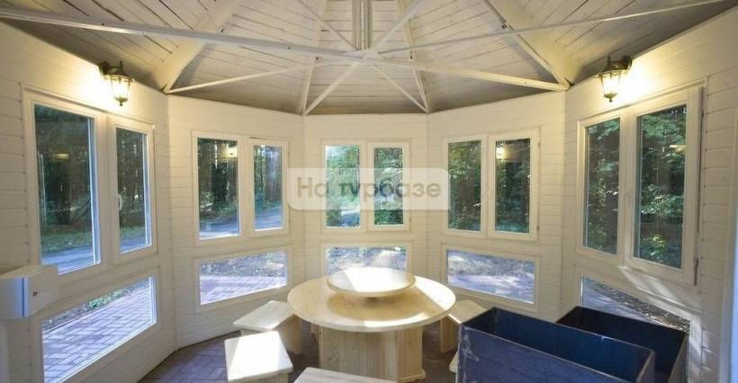 Высокие потолки и большие панорамные окна: уютный домик у озера в Вашингтоне