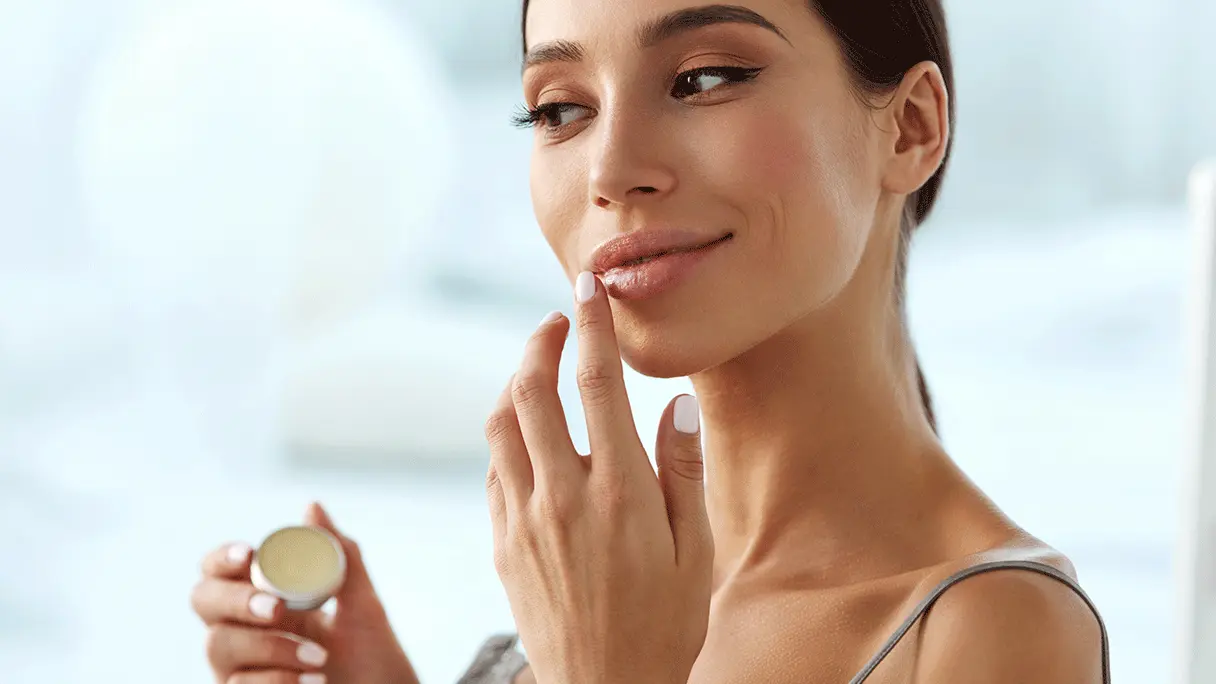 Основные причины, почему губы так сохнут, и как избавиться от трещин и шелушений