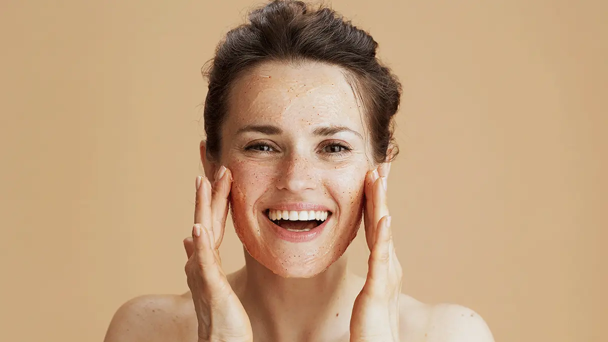 Как правильно отшелушивать кожу лица