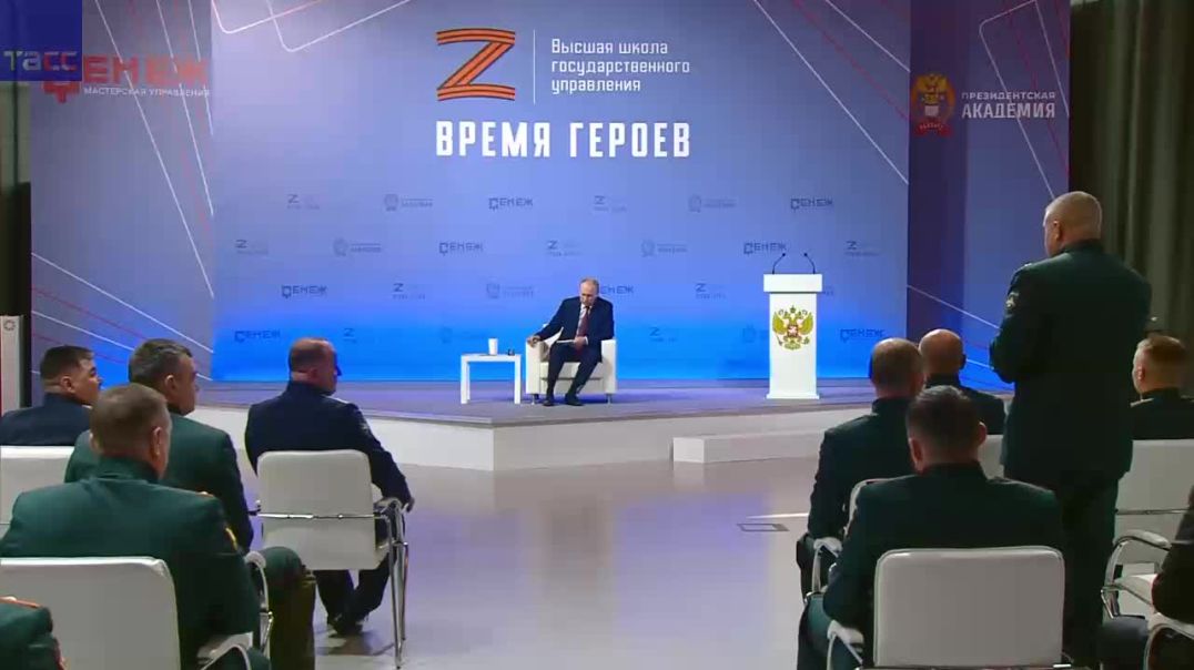 ⁣Путин общается с участниками программы "Время героев"