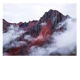 Горный хребет в облаках