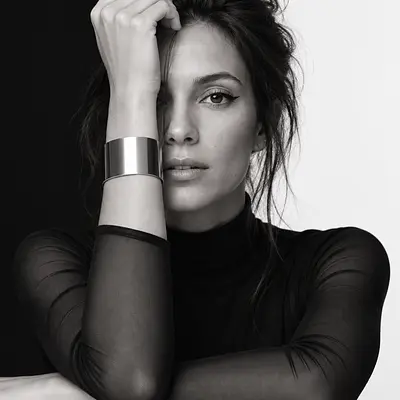 Жест через чёрно-белый кадр