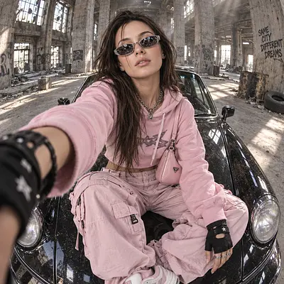 Розовый стритстайл в индустриальном