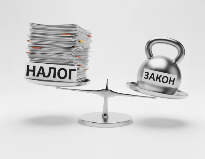 Налоговый эксперт за работой с документами