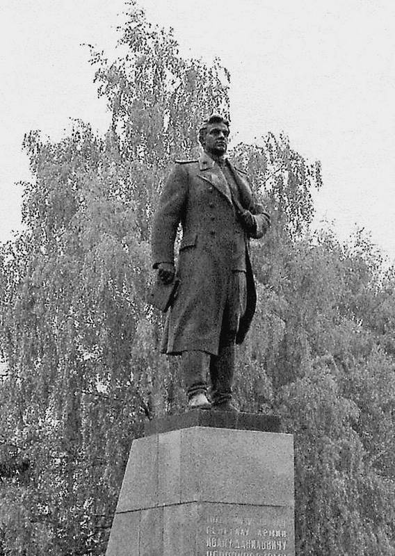 Фототетрадь. Генерал армии Черняховский
 Черняховский Памятник