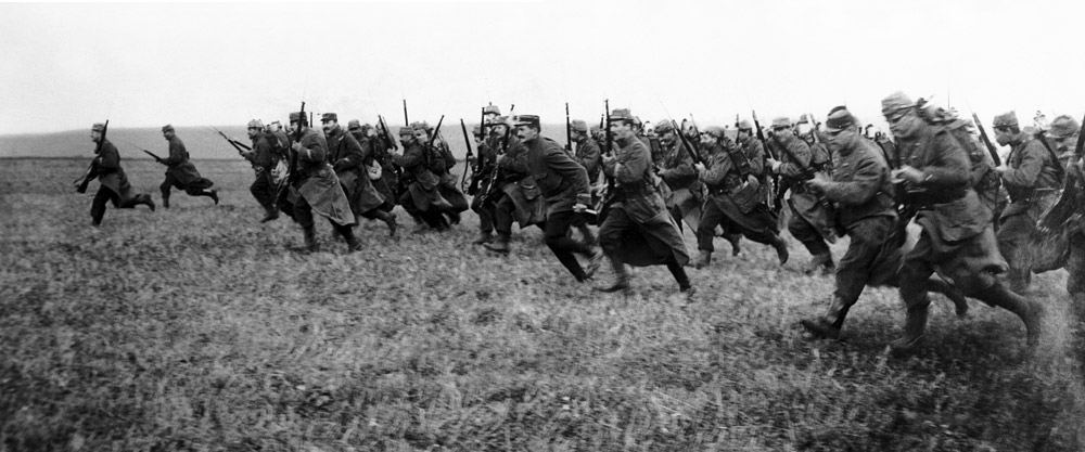 Атака войск. Атака пехоты первая мировая война. Атака пехота 1 мировая война. Первая мировая война 1914-1918 атака пехоты. Атака пехоты 1914.