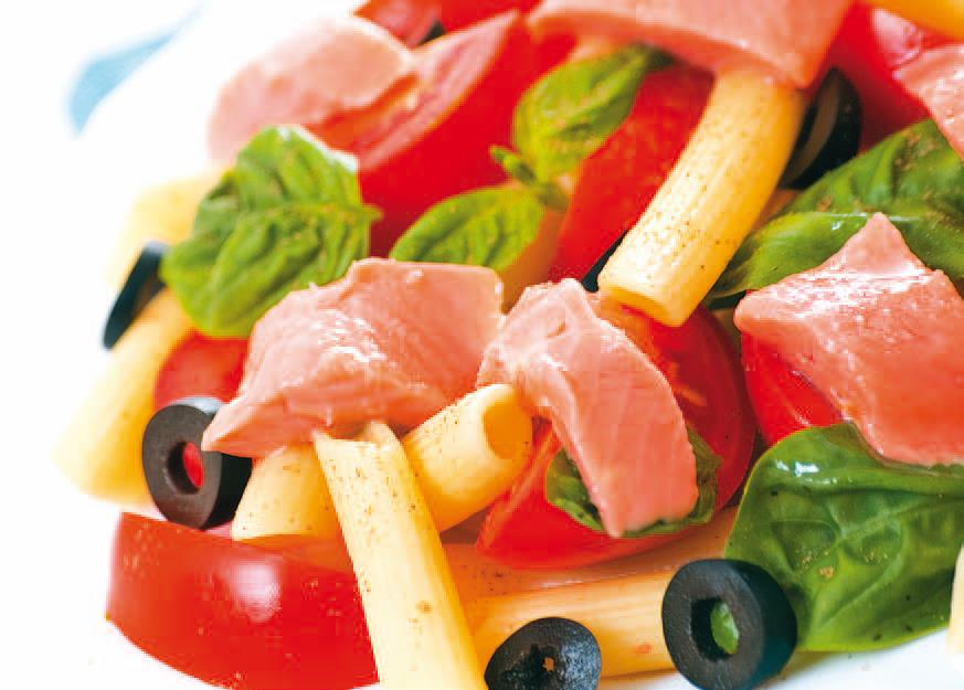 Салат с рыбой и помидорами