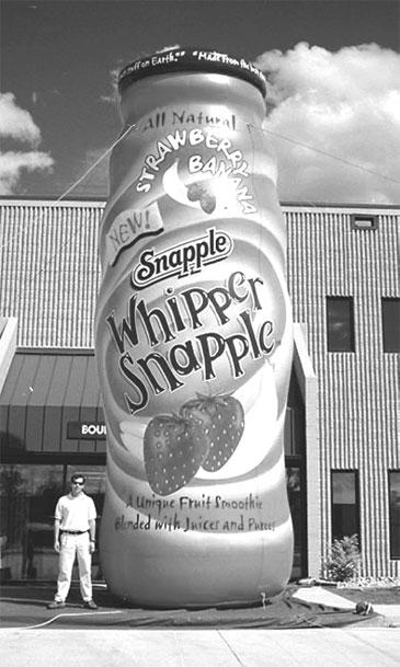 Гигантская надувная рекламная бутылка "Whipper Snapple" мгновенно...