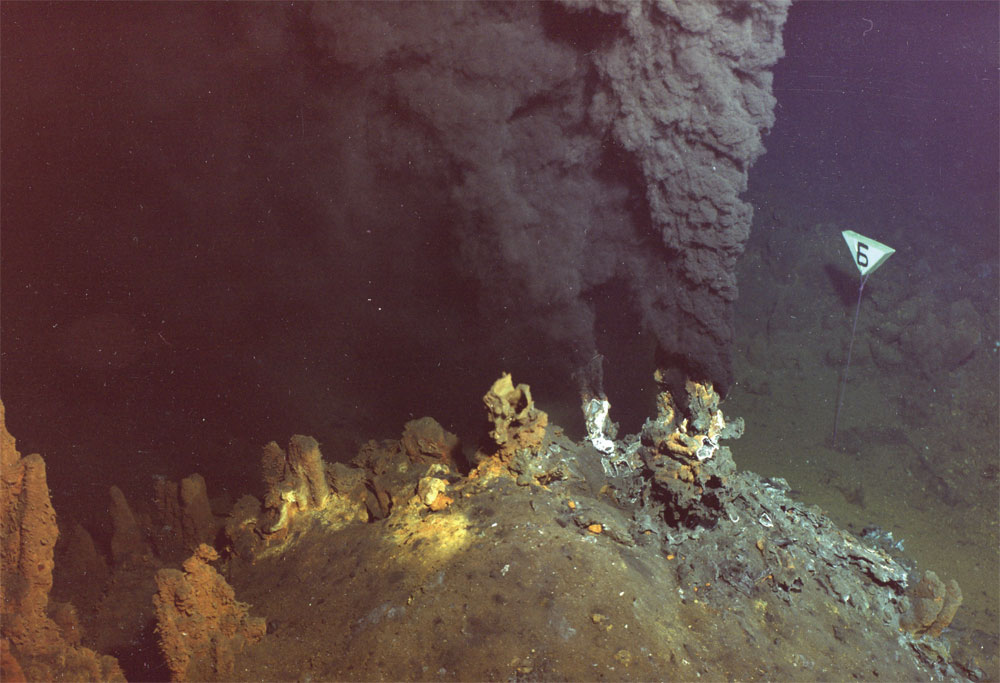 Черные курильщики океана. Черные курильщики Марианская впадина. Гидротермальные источники черные курильщики. Гидротермальные источники срединно-океанических хребтов.