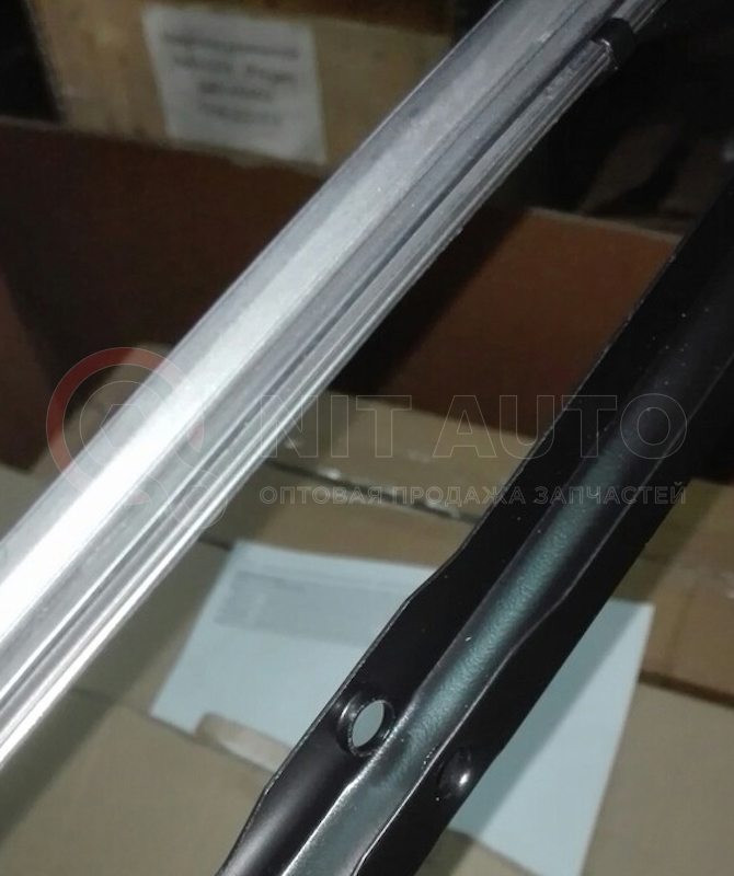 Щетка стеклоочистителя каркасная L=1000mm 40 под болт ЛиАЗ от SKSisil, артикул — 109005