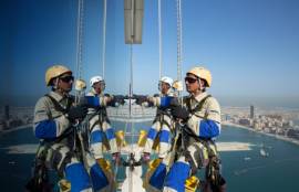 Промышленный альпинист. Кондиционер. Монтаж кровли