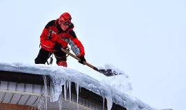 Промышленный альпинист верхолазы. Чистим снег, лед
