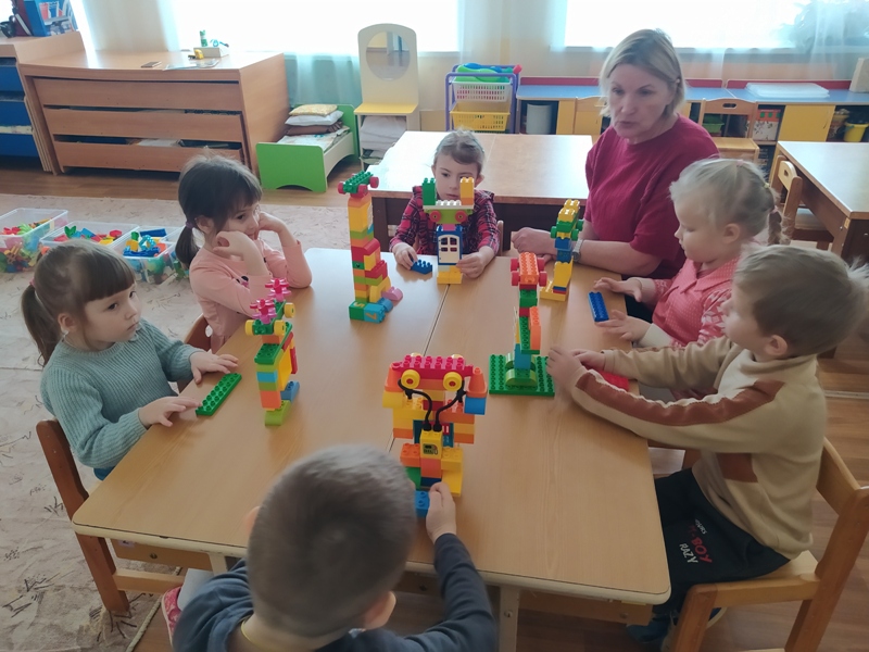 22 февраля воспитанники средней группы вместе с воспитателем Калугиной Ларисой Леонидовной собирали из ЛЕГО – роботов