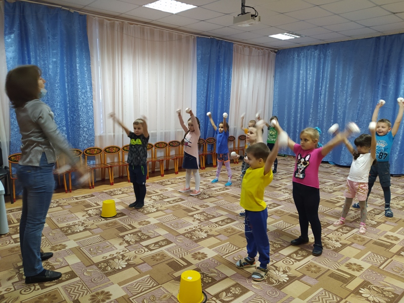 Физкультурный досуг "Мы со спортом дружим". Средняя группа