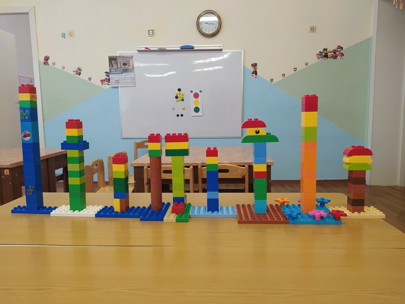 16 февраля воспитанники средней группы вместе с воспитателем Калугиной Ларисой Леонидовной собирали из ЛЕГО – светофор.