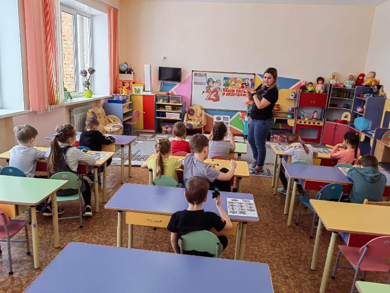 17 февраля воспитанники старшей группы вместе с воспитателем Нукревой Александрой Геннадьевной собирали из ЛЕГО – военную технику