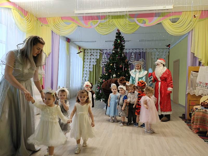 Новогодний утренник в младшей группе "Цыплята"