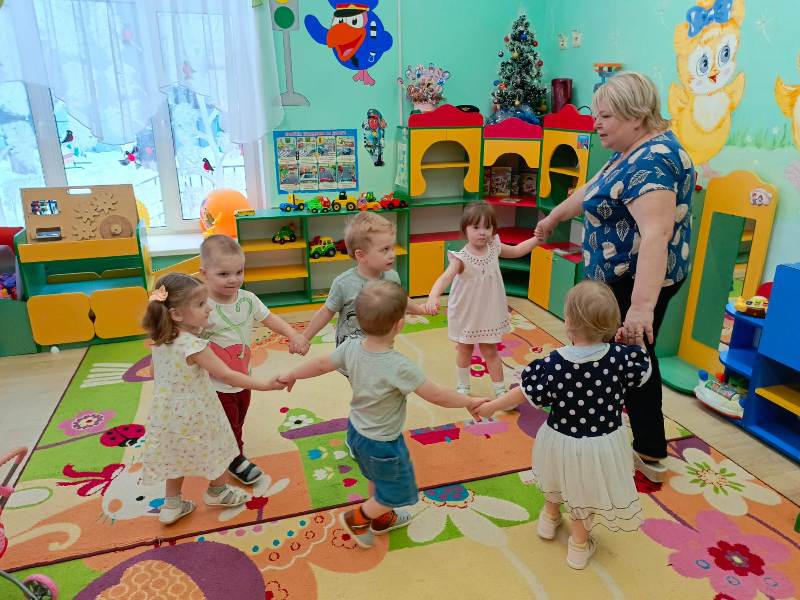 Во второй группе раннего возраста "Цыплята" ребята познакомились со сказкой "Теремок"